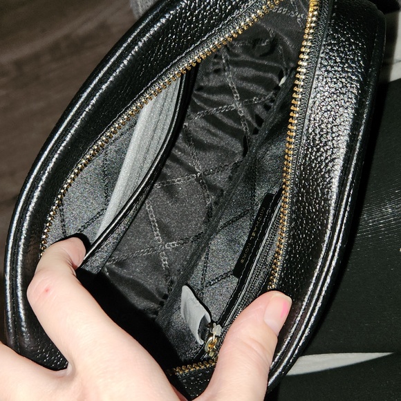 Like new condition- Michael Kors Crossbody bag - Picture 7 of 13